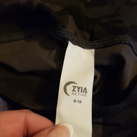 8-10 Zyia Luxe Camo Slash Leggings - Picture 2 of 6